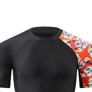เสื้อแรชการ์ดแขนสั้นสีดำสำหรับผู้ชายพร้อมแขนเสื้อลายสีแดง เสื้อว่ายน้ำโพลีเอสเตอร์แห้งเร็ว เสื้อกีฬาสำหรับผู้ใหญ่ - Product Image 6