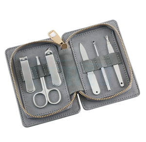 Nuevo Kit de Manicura de 6 Piezas de Acero Inoxidable de Alta Calidad en Color Plateado con Instrumentos Fáciles de Usar - Product Image 1