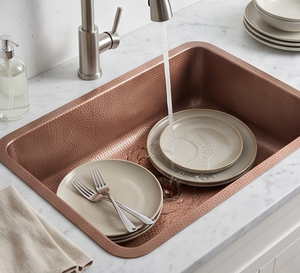 Évier de cuisine artisanal en cuivre à poser sous plan, cuve simple rectangulaire, finition mate sable perlé, design moderne, facile à nettoyer - Product Image 6