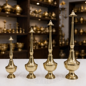 Botella de latón antiguo Gulab Pasi Silai hecha a mano para rociar agua de rosas, pulverizador decorativo de perfume de latón para decoración del hogar y bodas - Product Image 1