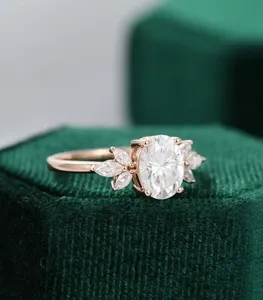 Anillo de compromiso para mujer con diamante simulado de corte ovalado de 2,00 quilates, chapado en oro rosa de 14 quilates - Product Image 4