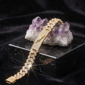 Bracelet pour homme DIVYORO plaqué or, maillons cubains pavés, avec accent panthère - Product Image 2