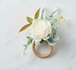 Ensemble d'anneaux de serviette en bois avec fleurs blanches et verdure pour mariage et décoration de table - Product Image 1