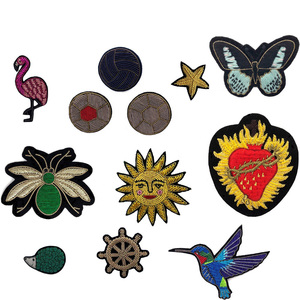 Broches Couronne Royale Brodées sur Mesure en Fil de Lurex Faites à la Main, Broderie 3D, Fournisseur de Broderie Lurex Faite à la Main - Product Image 3