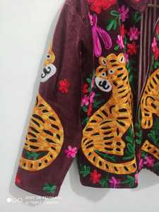 Veste Suzani en velours marron avec motif tigre et broderie florale complexe, attrayante pour les femmes, artisanale traditionnelle indienne, manteau d'hiver. - Product Image 5