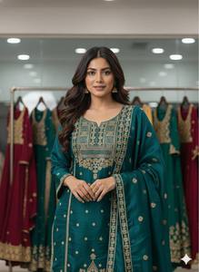 Ensemble Sharara en soie Royal GMY avec broderie de sequins complexes et dupatta élégant - Product Image 4