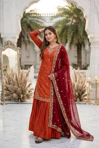 Tenue de créateur pour femme : Nouveau modèle de top avec broderie lourde et travail de sequins, accompagné d'un Lehenga Choli - Product Image 2