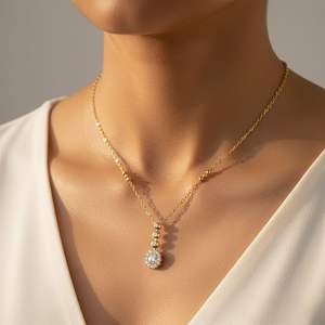 Collar con Colgante de Diamantes de Corte Brillante Redondo y Ovalado de 0.70 CTW con Halo y Engaste de Bisel - Product Image 6