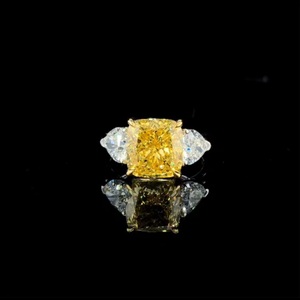 Bague de fiançailles en or blanc massif 18 carats avec trois pierres de diamant, 3,00 carats, jaune vif fantaisie, taille coussin, taille cœur, pierres latérales en diamant - Product Image 1