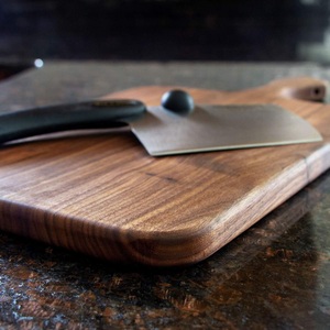 Planche à découper rectangulaire en bois d'acacia avec poignée ergonomique, épaisse, durable, compatible couteaux, finition lisse pour couper et servir - Product Image 3