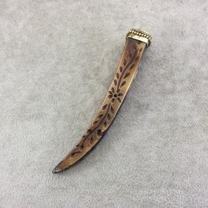 Colgante de Hueso de Buey Tallado a Mano con Diseño Floral, de Origen Ético: Marrón y Dorado con Detalles Blancos y Marrones |   Incrustaciones Tribales de Latón - Product Image 3