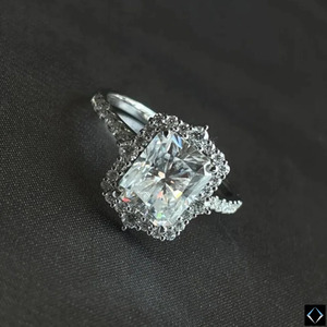 Bague de fiançailles Dada Diamond Jewellery de luxe en or avec diamant de laboratoire taille radiant allongé et halo pavé, certifiée IGI - Product Image 1