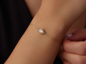 Bracelet de luxe à double chaîne en or rose 14 carats avec halo ovale et diamants cultivés en laboratoire - Product Image 4