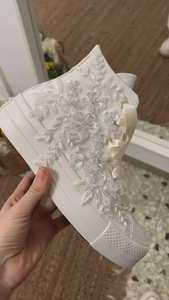 รองเท้าผ้าใบหุ้มข้อสูงประดับคริสตัลสีขาวราคาประหยัดสำหรับผู้หญิง รองเท้าเจ้าสาวประดับมุกทำมือ รองเท้าสำหรับงานปาร์ตี้ เดินเล่น หรือใส่เป็นบูท - Product Image 4