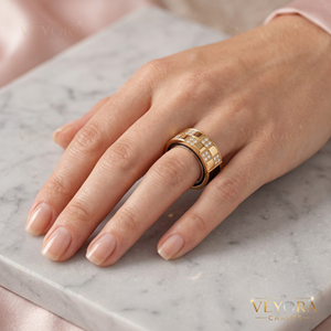 Anillo de Lujo de Plata de Ley 925 Sólida con Pavé de Moissanita a Cuadros, Cubierta de Anillo Oura Brillante, Elegante Accesorio de Joyería para el Uso Diario Refinado - Product Image 1