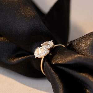 Bague en argent avec moissanite taille poire et placage or, bande croisée sculptée à deux pierres pour femme, bijoux de mariée - Product Image 3