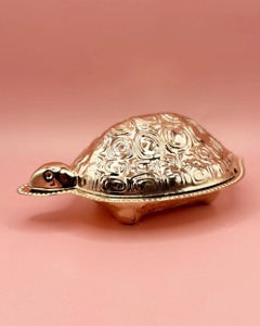 Beurrier en forme de tortue doré élégant avec couvercle, décoration élégante pour la table à manger, rangement pour beurre, fabriqué à la main en Inde - Product Image 1