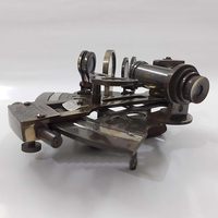 Sextant antique Kelvin-Holt en laiton poli, forme irrégulière, objet de collection, artisanat en métal moulé sous pression, fournisseur en gros