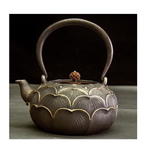 Hervidor de té de hierro ideal, hermoso y metálico, para cocinas de gas o inducción, con boquilla de fácil vertido, ahora a precios mayoristas asequibles. - Product Image 1