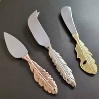 Un ensemble de couteaux à fromage bien conçu est l'ingrédient secret pour une présentation de charcuterie impressionnante.