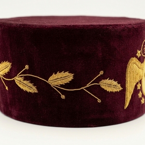 Casquette de Réglementation Française du 95e Degré de Memphis Misraim, en Velours Bordeaux, Broderie à la Main, Durable, à Prix Abordable, pour Insignes Maçonniques - Product Image 4