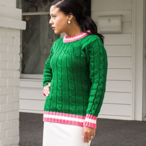 Pull grec personnalisé AKA en maille torsadée longue pour femmes, avec col roulé et bordures côtelées roses et blanches - Product Image 2