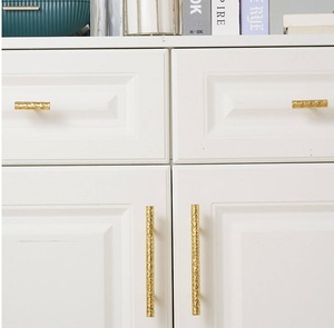 Manija de latón refinado diseñada para complementar proyectos de mobiliario interior con un rendimiento confiable y una artesanía de primera calidad. - Product Image 6
