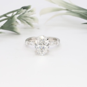 Anillo de Compromiso de Lujo en Oro Blanco con Diamante Ovalado Cultivado en Laboratorio, Halo Oculto Clásico y Piedras Laterales Marquise, Regalo de Aniversario de Bodas - Product Image 1