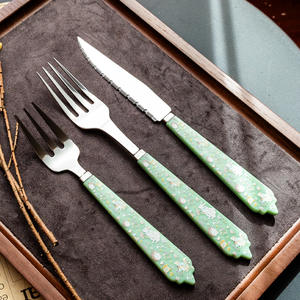 Ensemble de couverts de luxe modernes et écologiques Sheeri Handicrafts, cuillère, fourchette, couteau, acier inoxydable, manche en céramique argenté, poli miroir - Product Image 3