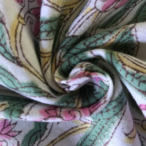 Tela de Algodón Estampada a Mano – Diseño Floral de Creeper sobre Base Natural |   Venta al por Mayor de Textiles Indios - Product Image 1