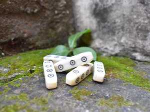 Dés de jeu en os de buffle poli, fabriqués à la main, sur mesure, à 4 faces, style animalier de luxe, avec taille personnalisée à bas prix - Product Image 6