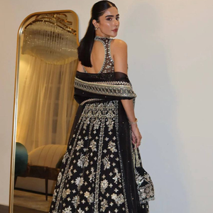 Lehenga Choli de seda Chinon negra con lentejuelas Zari y trabajo Dori, semicosturado, con Dupatta bordada, precio al por mayor de Royal Export - Product Image 3