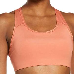 Sujetador deportivo de espalda cruzada con cuello redondo color coral para mujer, soporte medio, sin costuras, color liso, para yoga, de elastano y poliéster - Product Image 1