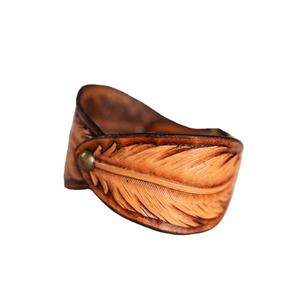 Brazalete de cuero de estilo occidental estilo bohemio hecho a mano y pintado de colores hecho en La India para el aniversario de los mercados globales - Product Image 1