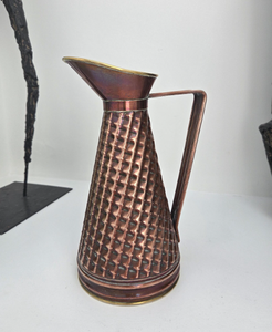 Carafe en cuivre artisanale avec verre assorti, conçue pour servir de l'eau, des jus ou des boissons dans un décor de table élégant. Pichet avec poignée. - Product Image 6