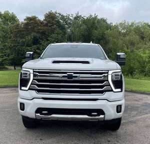 Camioneta <span class=keywords><strong>Chevrolet</strong></span> <span class=keywords><strong>Silverado</strong></span> 2500HD High Country blanca, impecable, de servicio pesado, con motor Turbo Diésel V8. Mejor <span class=keywords><strong>precio</strong></span>. - Product Image 1