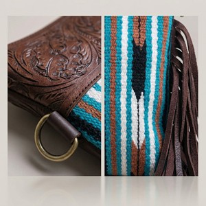 Bolso de mano tipo clutch vintage marrón duradero y ligero para mujer, con diseño en relieve, flecos estilo bohemio y bandolera con manta tejida. - Product Image 4