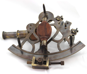 Sextante Náutico de Latón Hecho a Mano, Instrumento de Navegación Marítima Vintage con Estuche de Madera para Coleccionistas, Decoración del Hogar y Uso como Regalo - Product Image 4