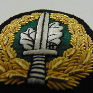 Badges maçonniques brodés à la main avec logo personnalisé pour uniformes scolaires, vêtements et sacs, design sur mesure. - Product Image 3