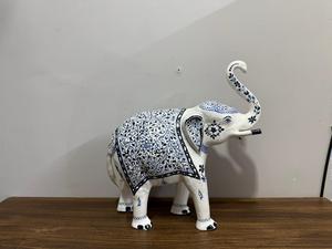 Statue de cheval en poterie bleue artisanale avec motif floral, décoration de table ou de bureau traditionnelle indienne - Product Image 2