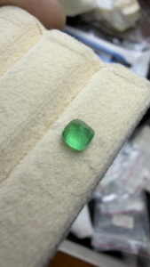 Esmeralda Colombiana Natural Certificada, Corte Cuadrado Cojín, Color Verde Intenso, Piedra Preciosa Suelta de 0.56 Quilates - Product Image 6