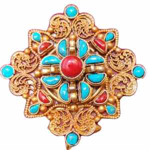 Pendentifs Ghau plaqués or tibétain sertis de pierres précieuses - Product Image 5