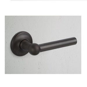 Manija de Palanca para Puerta de Gabinete en Color Negro Acero, Personalizable para el Hogar, con Barra de Privacidad y Cerradura - Product Image 2