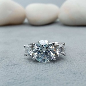 Bague de mariage solitaire de luxe en or blanc 14 carats avec diamant de laboratoire VVS 1 carat, couleur D, taille brillant, certifiée IGI, pour elle - Product Image 1