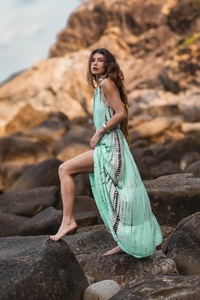 Vestido largo de playa sin mangas con cuello halter y estampado tie-dye de rayón ligero para mujer - Product Image 2