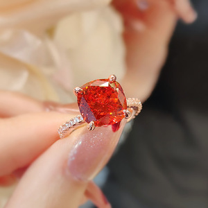 Bague de luxe en or rose avec diamants de haute caratage, sertie de pierres carrées taillées en fleur de glace, couleur caramel intense, pour femme - Product Image 6