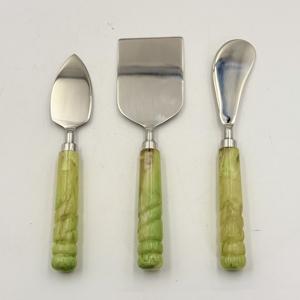 Juego de 3 espátulas para queso de acero inoxidable hechas a mano con mango de resina, venta al por mayor de fábrica, para fiestas, bodas y hoteles - Product Image 1