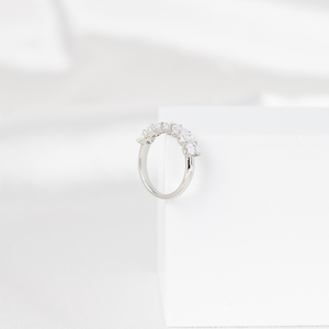 แหวนเพชรทรงเอเมอรัลด์คัทแบบครึ่งวง 1.7 กะรัต รูปตัวยู สำหรับงานแต่งงาน ดีไซน์เรียบหรู สามารถสวมซ้อนกับแหวนเพชรแบบอื่นได้ เครื่องประดับชั้นดี - Product Image 2