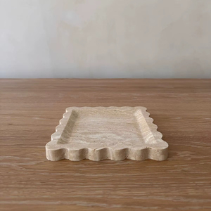Bandeja de servir de mármol travertino con una construcción robusta de piedra natural para servir té, café, bocadillos y uso decorativo en la mesa. - Product Image 1