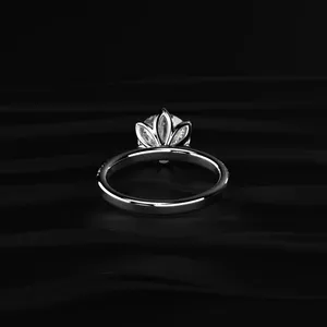 Bague florale solitaire à taille ronde de laboratoire avec bande pavée, plaquée or, bague de mariage de luxe certifiée IGI, clarté VVS-VS - Product Image 4